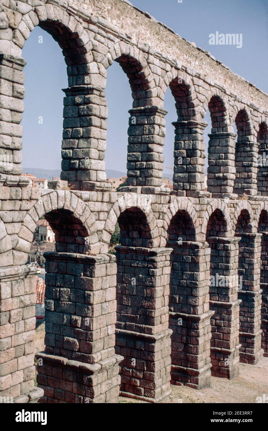 Aqueduc romain de Ségovie ou «Acueducto de Ségovie» - l'un des aqueducs romains élevés les mieux préservés. Numérisation d'archivage à partir d'une lame. Octobre 1980. Banque D'Images