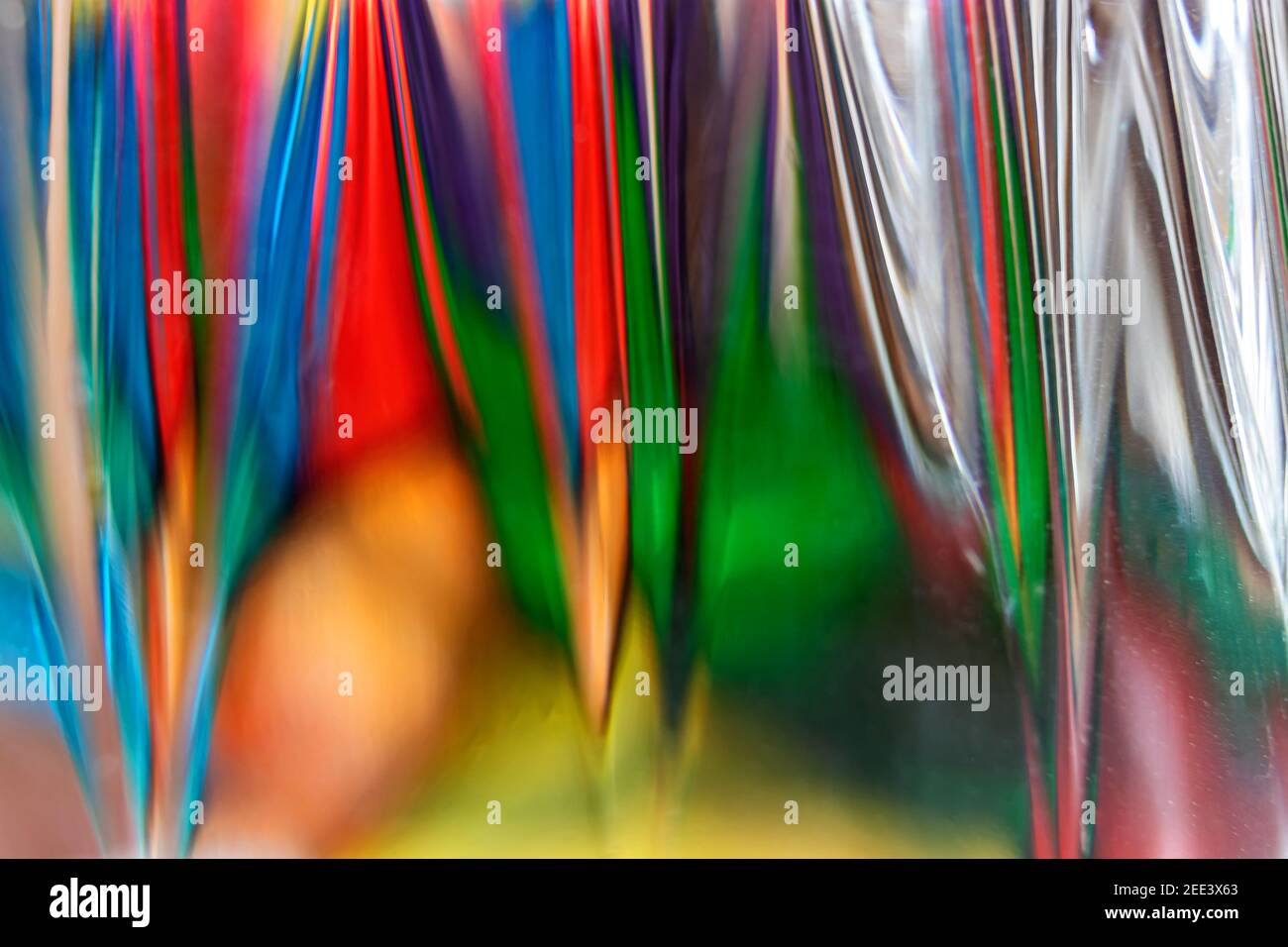 Des traînées de lumière colorées tentent de créer leur propre signature à travers le verre lorsqu'il est capturé avec un autre verre (objectif) Banque D'Images