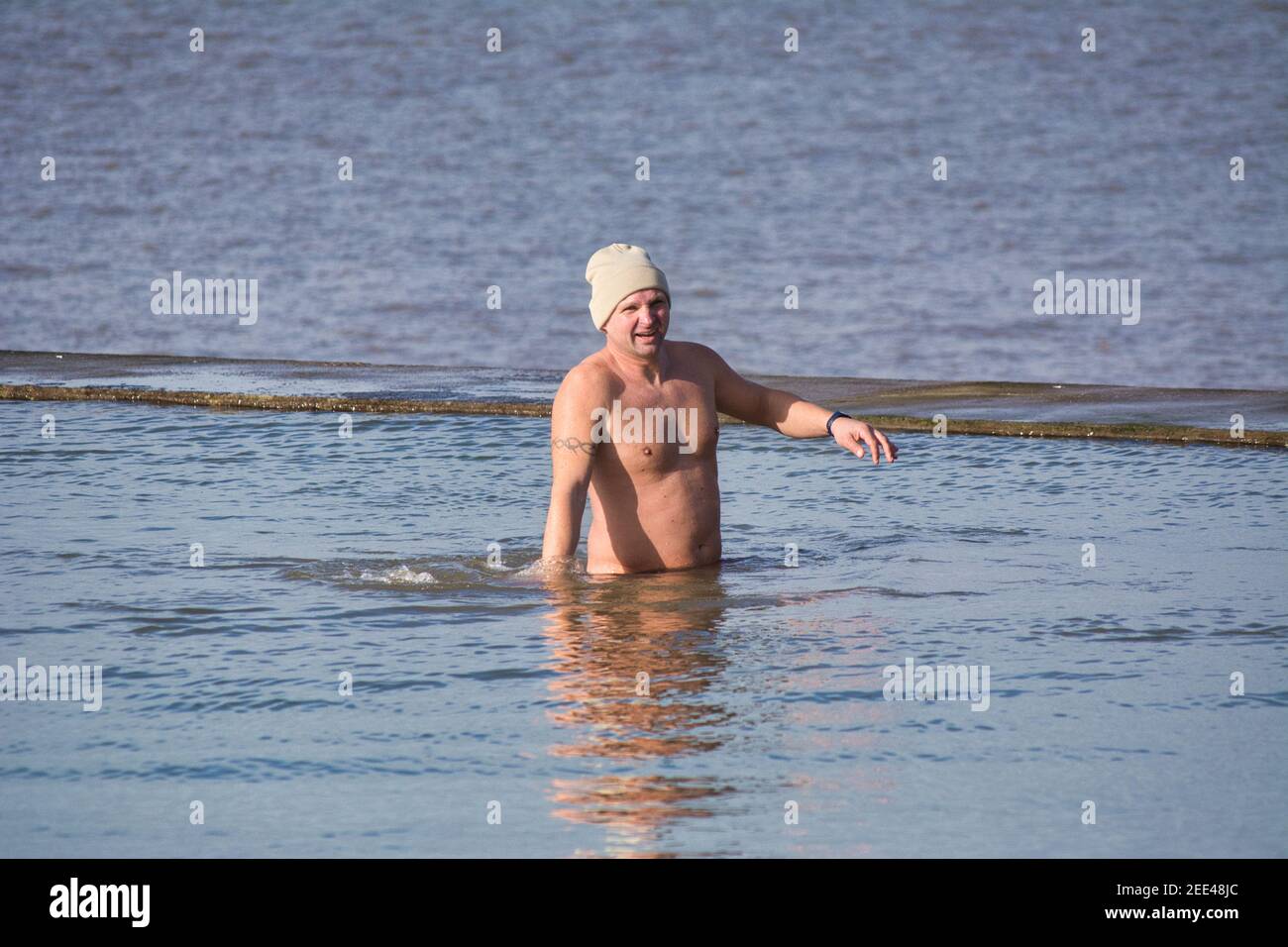 Homme nageant dans l'eau froide, temps d'hiver. Banque D'Images