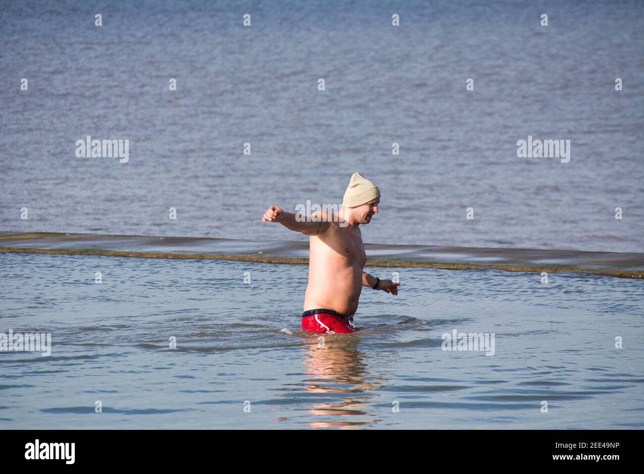 Homme nageant dans l'eau froide, temps d'hiver. Banque D'Images