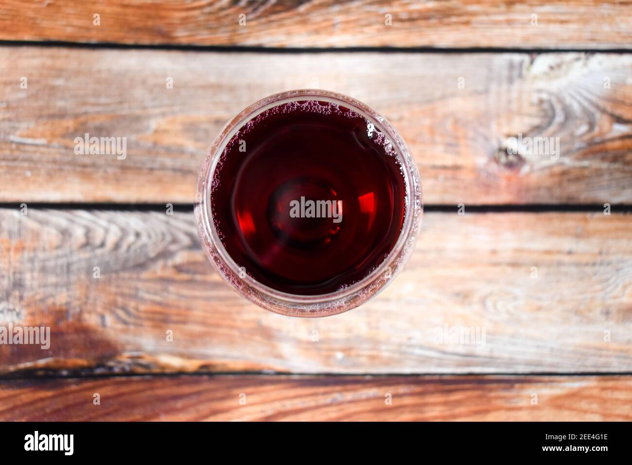 Vue de dessus d'un verre de vin rouge sur un tableau Banque D'Images