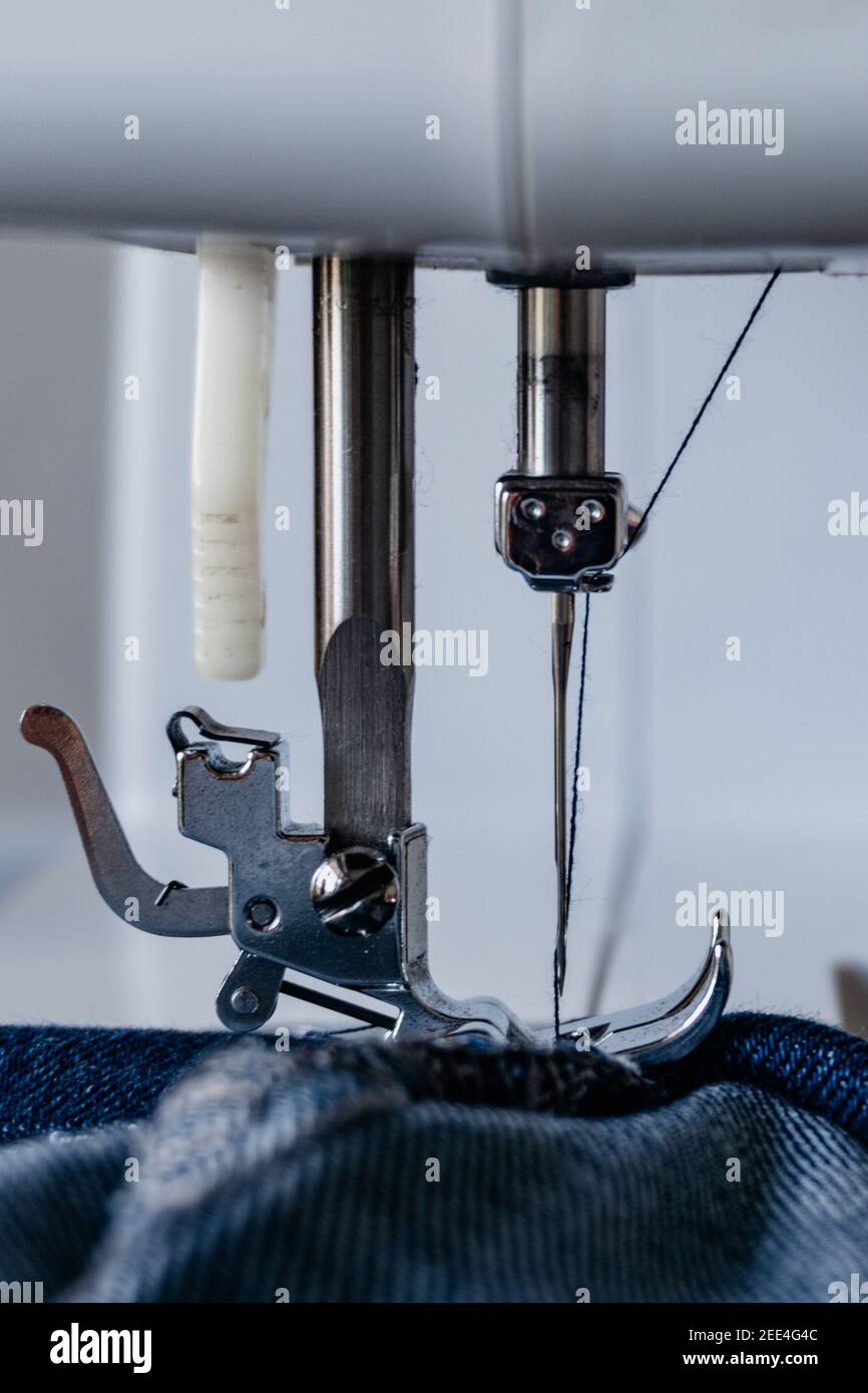 gros plan de l'aiguille et du fil d'une machine à coudre moderne, avec boque, machine électronique domestique, étudiant de la conception de vêtements. entrepreneurs. verti Banque D'Images