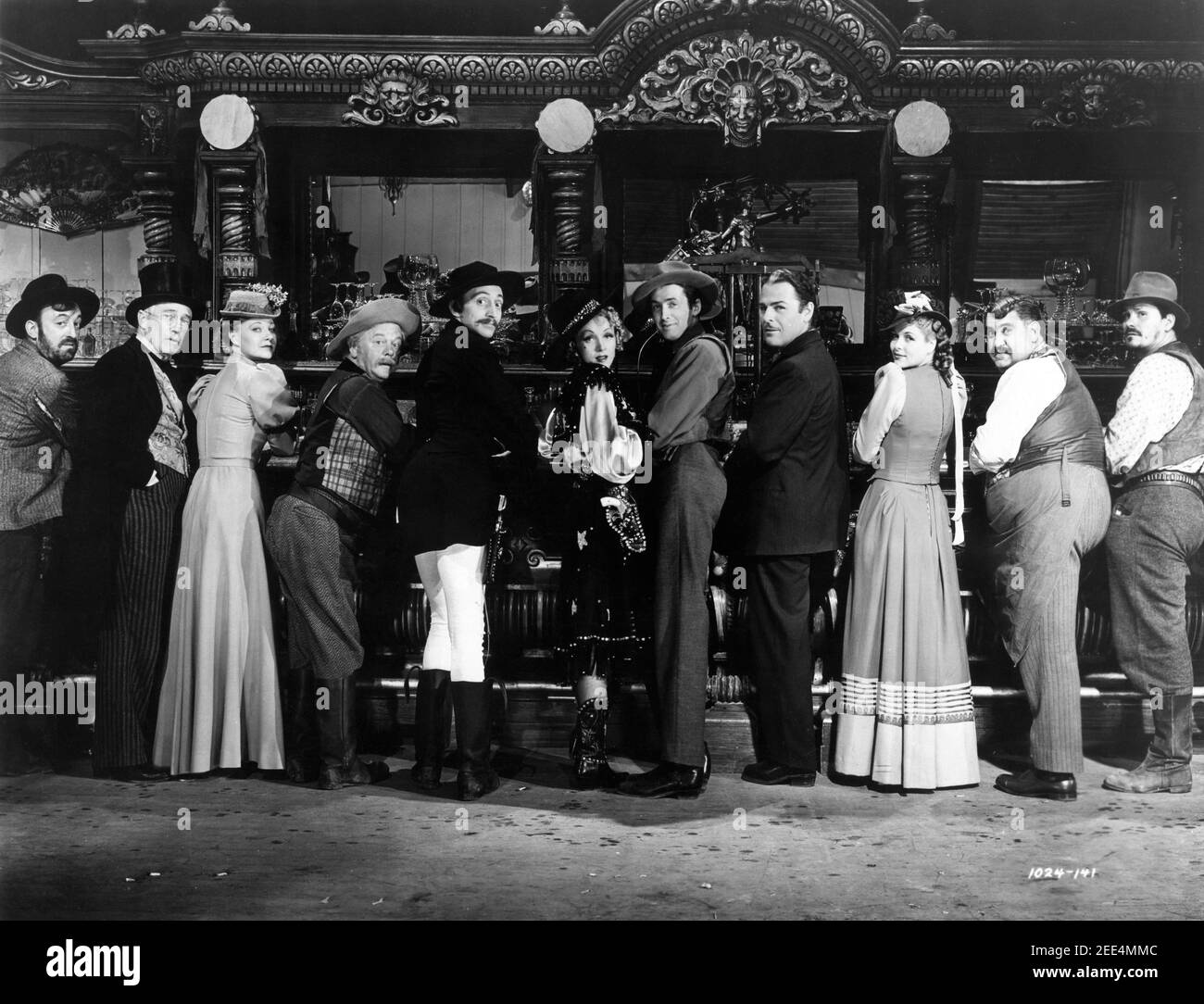 ALLEN JENKINS SAMUEL S. HINDS UNA MERKEL CHARLES WINNINGER MISCHA AUER MARLENE DIETRICH JAMES STEWART BRIAN DONLEVY IRENE HARVEY BILLY GILBERT et WARREN HYMER sur un ensemble de portrait de groupe pris pendant le tournage de DESTRY RIDES ENCORE 1939 réalisateur GEORGE MARSHALL producteur Joe Pasternak Universal Pictures Banque D'Images