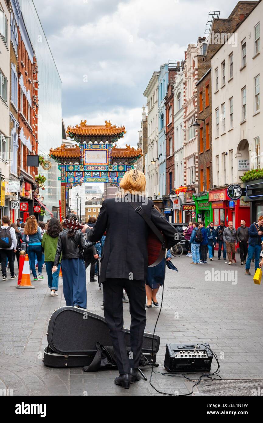02/05/2019 Londres, Royaume-Uni. Busker jouant de la guitare dans les rues animées du quartier de Chinatown à Soho. Banque D'Images