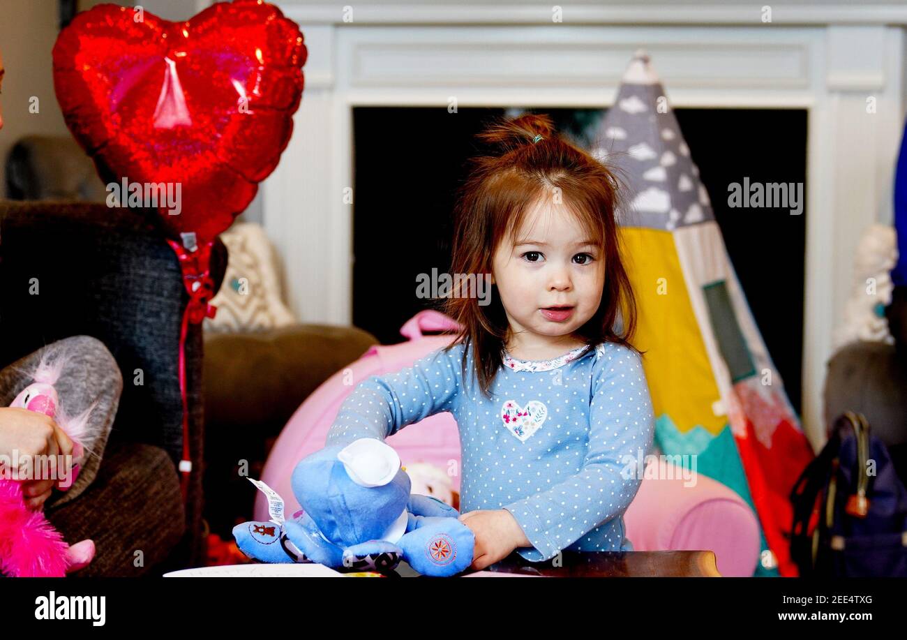 Cadeau de Saint-Valentin pour enfant doux à l'ouverture Banque D'Images