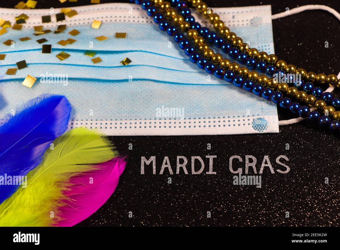 Mardi gras masque médical avec cordes de perles et plumes Résumé Banque D'Images
