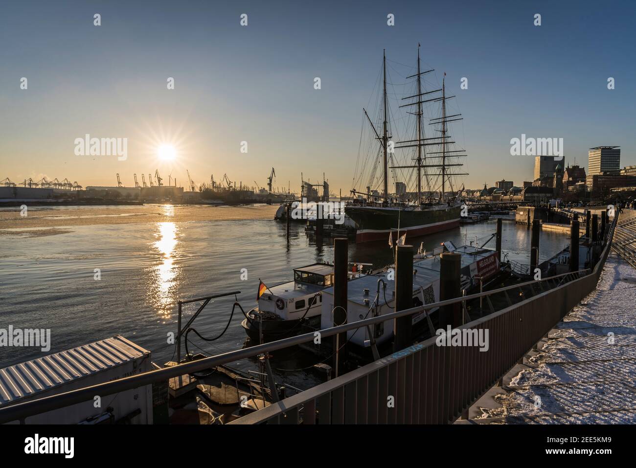 Une journée hivernale glacielle dans le port de Hambourg. Banque D'Images