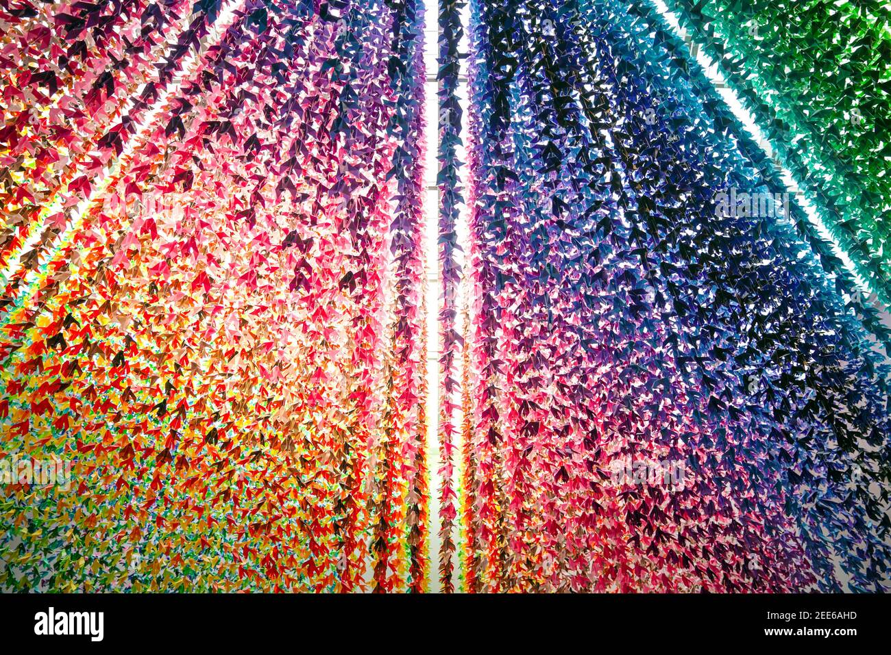 Arrière-plan coloré, origami multicolore suspendu au plafond. Banque D'Images