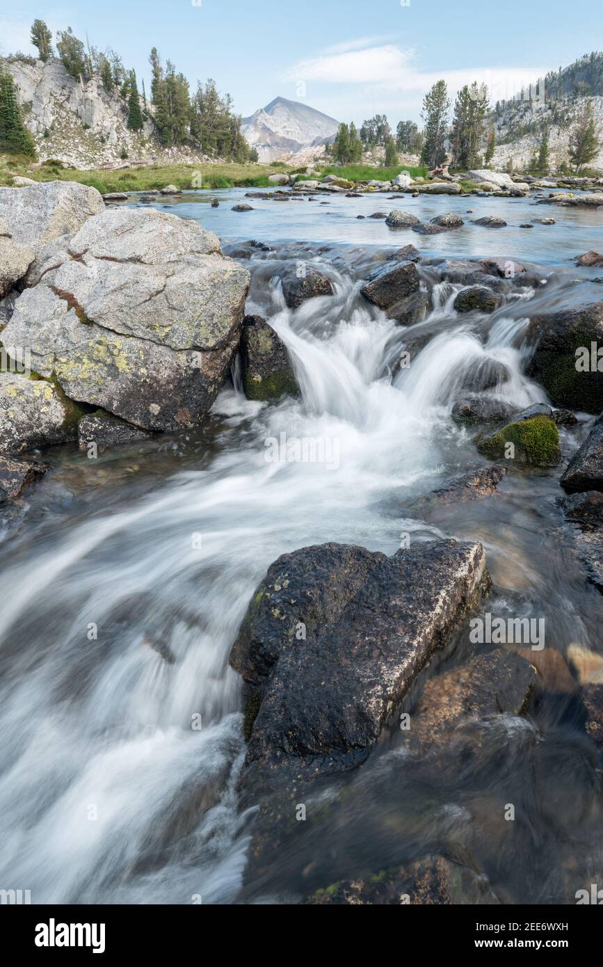 Ruisseau de sortie d'un lac dans les montagnes Wallowa de l'Oregon. Banque D'Images