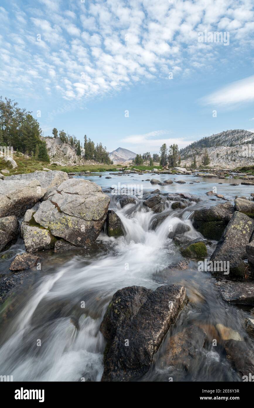 Ruisseau de sortie d'un lac dans les montagnes Wallowa de l'Oregon. Banque D'Images