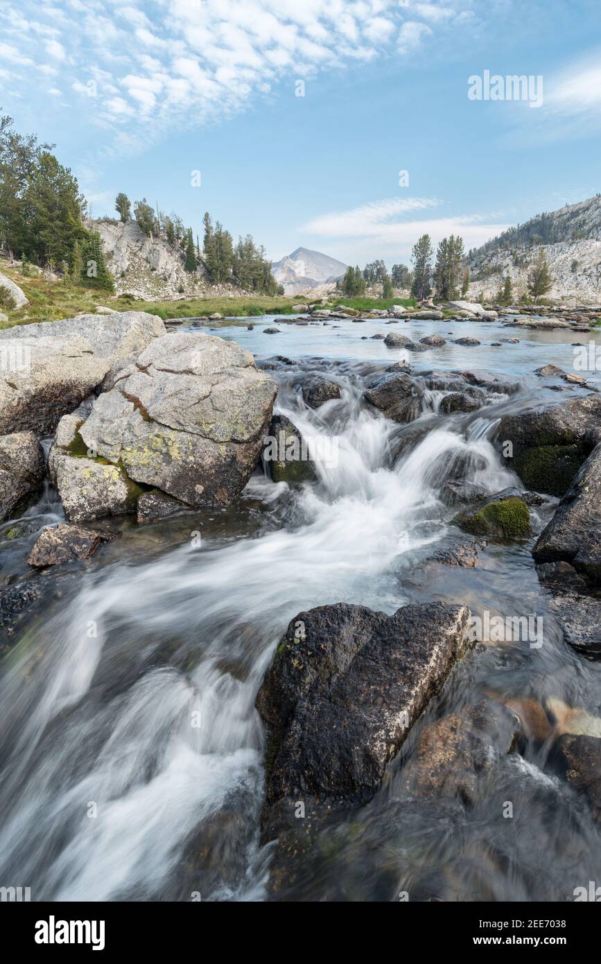 Ruisseau de sortie d'un lac dans les montagnes Wallowa de l'Oregon. Banque D'Images