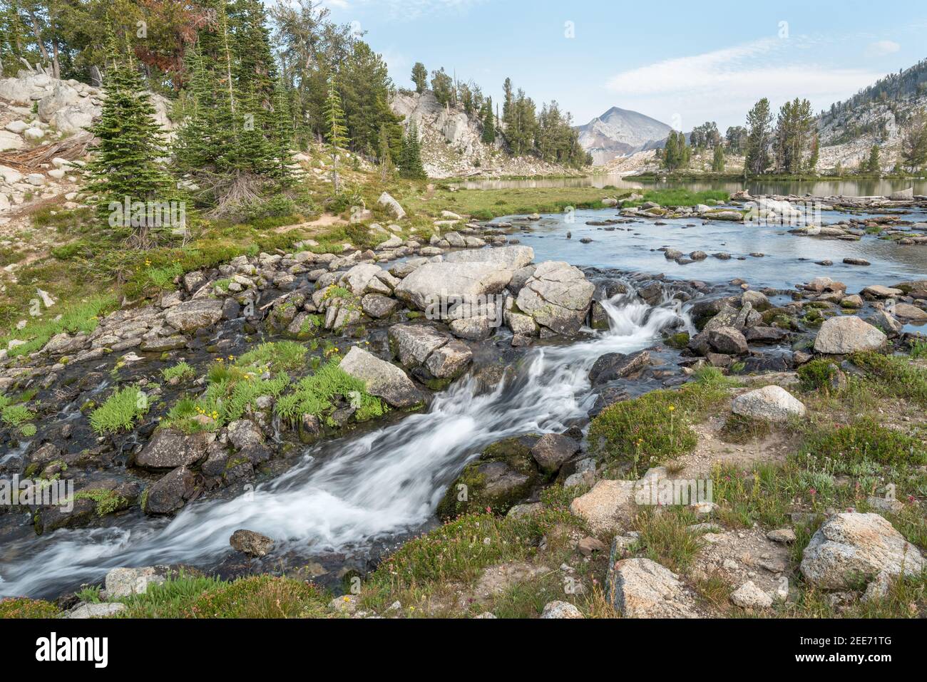 Ruisseau de sortie d'un lac dans les montagnes Wallowa de l'Oregon. Banque D'Images