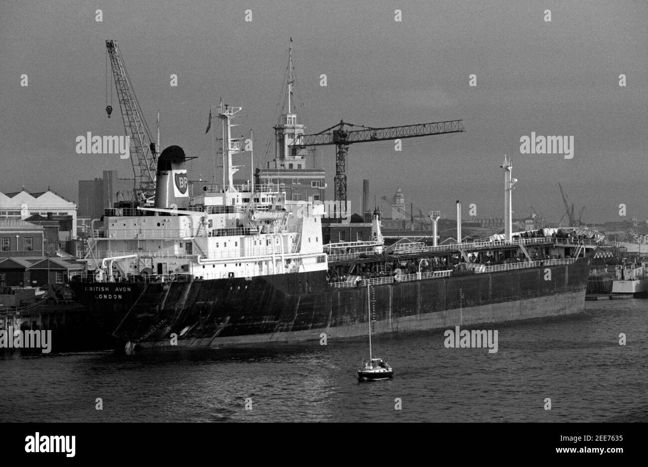 AJAXNETPHOTO. 30ÈME MAY1982. PORTSMOUTH, ANGLETERRE - ÎLES FALKLAND DEPARL.TANKER BRITISH AVON RÉQUISITIONNÉ PAR LE MOD À LA BASE NAVALE DE PORTSMOUTH. PHOTO:JONATHAN EASTLAND/AJAX REF:823005 12 Banque D'Images