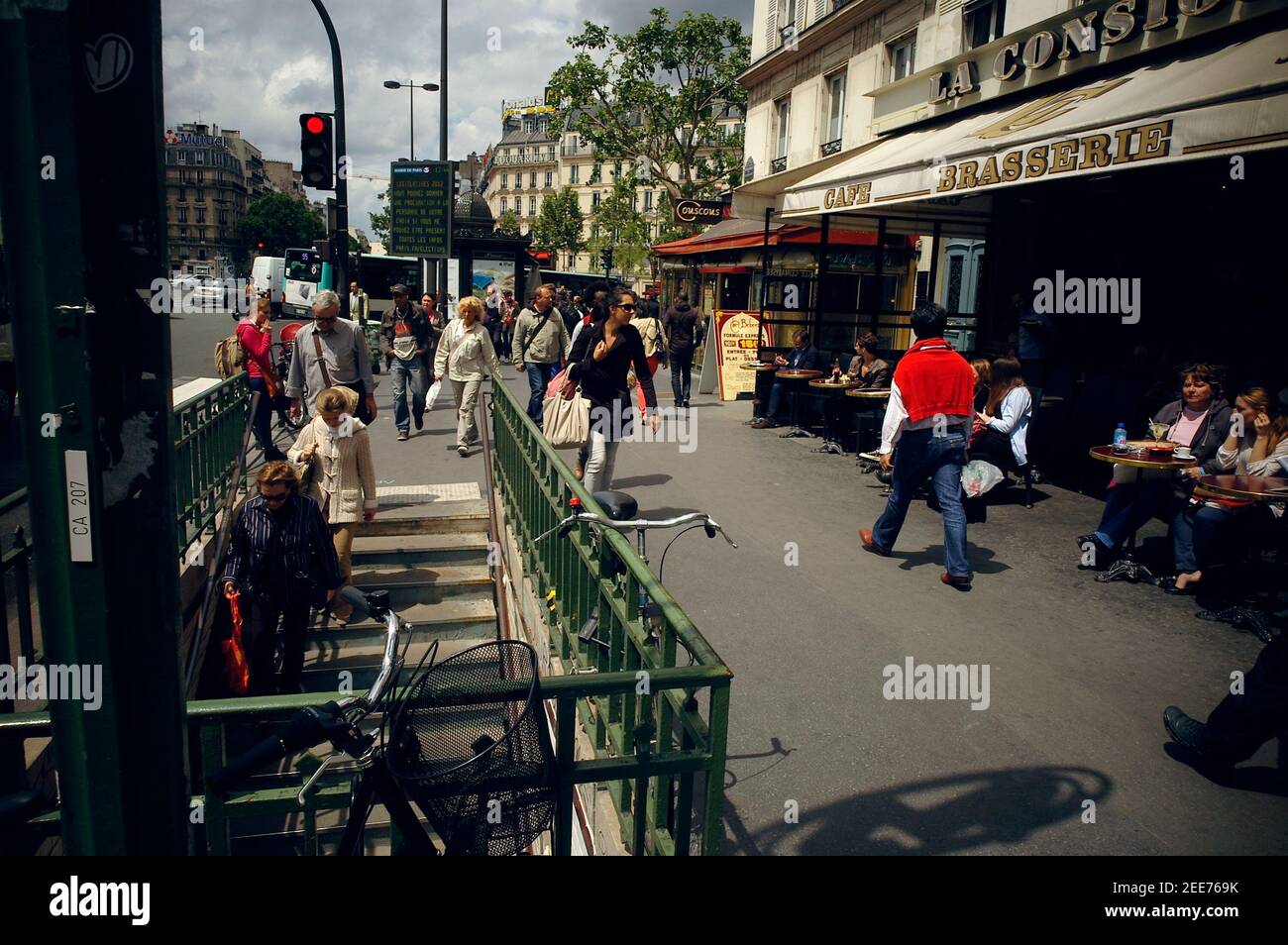AJAXNETPHOTO. PARIS, FRANCE. - ENTRÉE DU MÉTRO - ENTRÉE DU MÉTRO DE LA VILLE SYSTÈME DE TRANSPORT SOUTERRAIN (À GAUCHE) SUR LE BOULEVARD DU MONTPARNASSE FACE À LA TOUR. PHOTO:JONATHAN EASTLAND/AJAX REF:R20906 2311 Banque D'Images