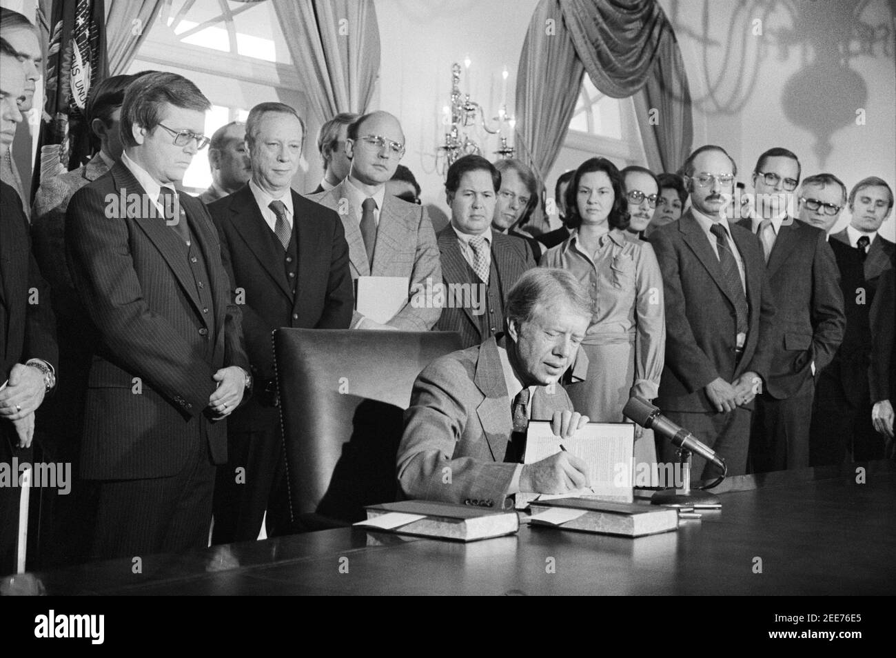 Le président américain Jimmy carter signant des copies du budget fédéral, Bureau ovale, Maison Blanche, Washington, D.C., États-Unis, Marion S. Trikosko, 22 janvier 1979 Banque D'Images