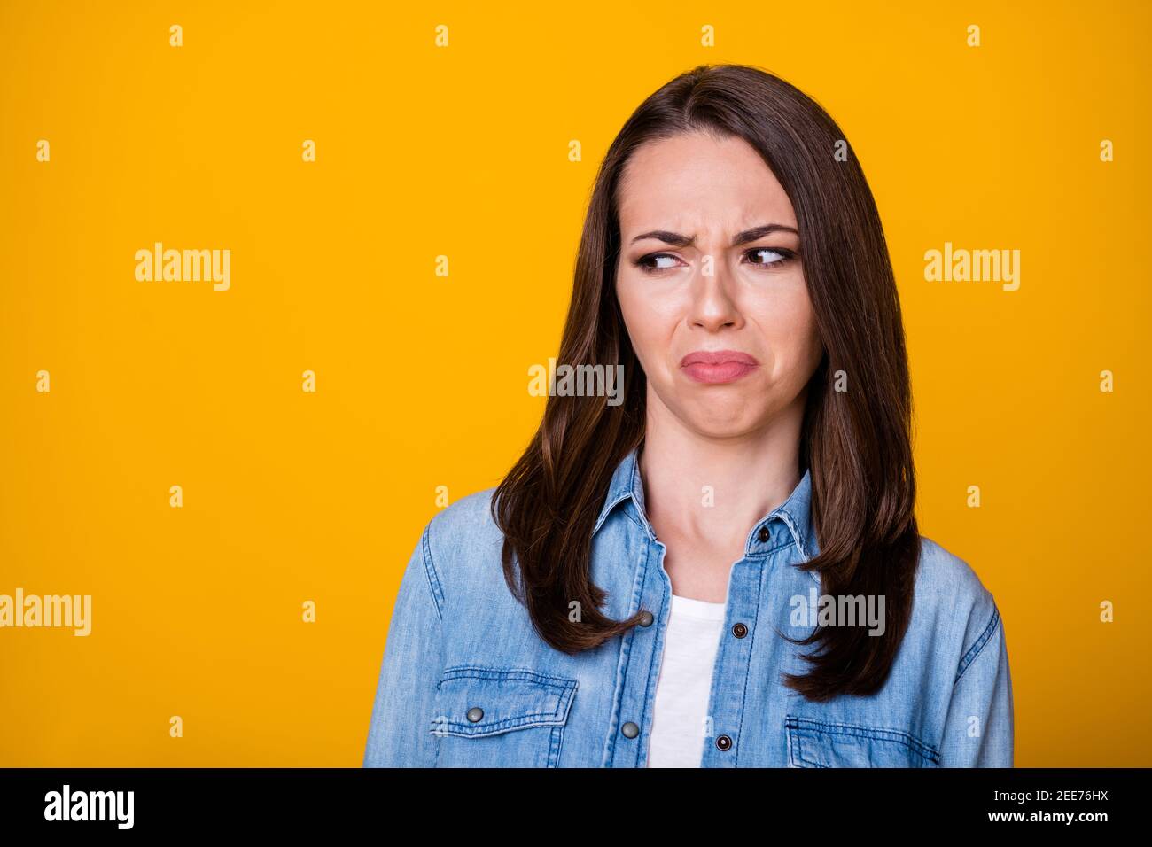 Portrait de fille frustrée look copyspace dissent l'usure de parfum gâtée des vêtements décontractés isolés sur un arrière-plan aux couleurs vives Banque D'Images