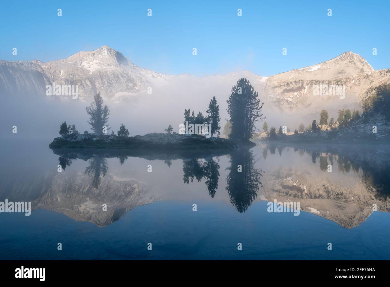 Brume matinale au-dessus d'un lac subalpin dans les montagnes Wallowa de l'Oregon. Banque D'Images