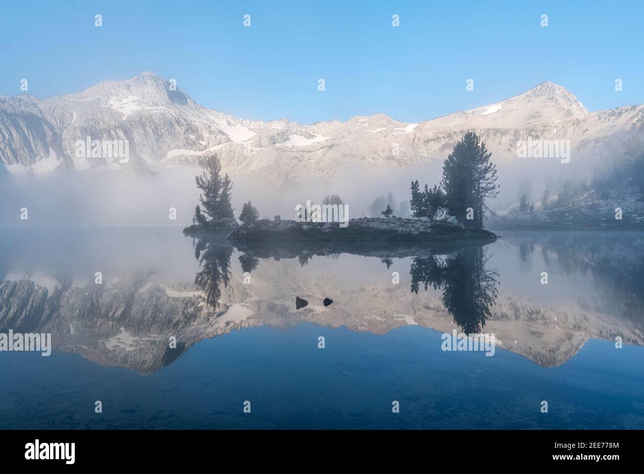 Brume matinale au-dessus d'un lac subalpin dans les montagnes Wallowa de l'Oregon. Banque D'Images
