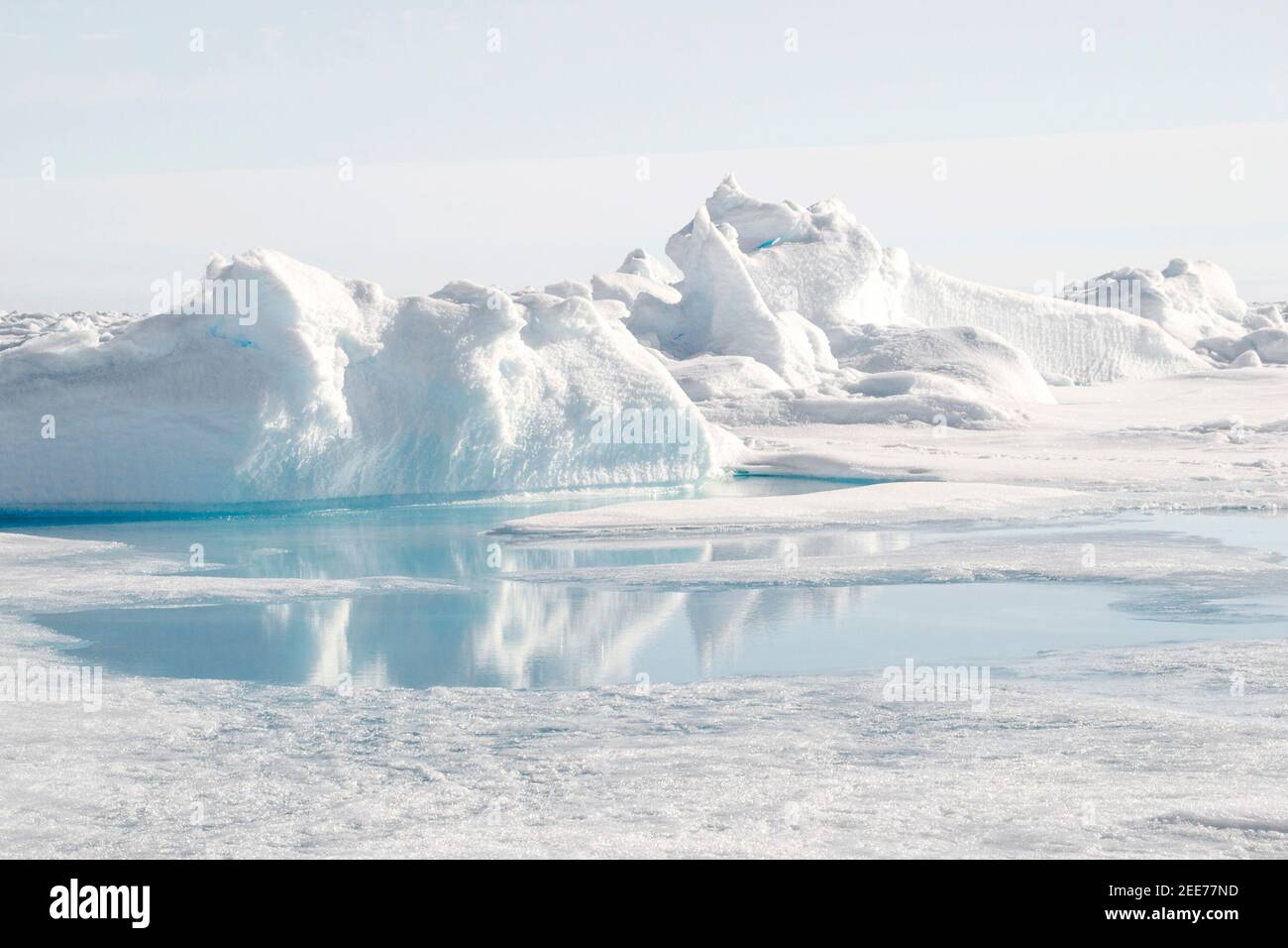 La crête de pression et l'eau de fonte au pôle Nord géographique Banque D'Images