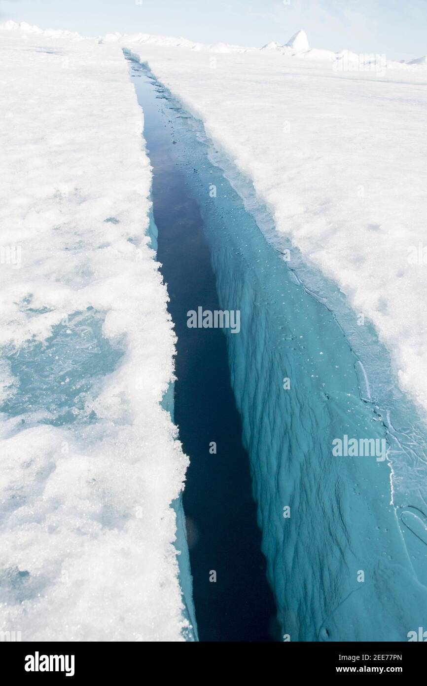 Fissure de glace au pôle Nord géographique montrant la profondeur de la glace Banque D'Images Fissure de glace au pôle Nord géographique montrant la profondeur de la glace Banque D'Images
