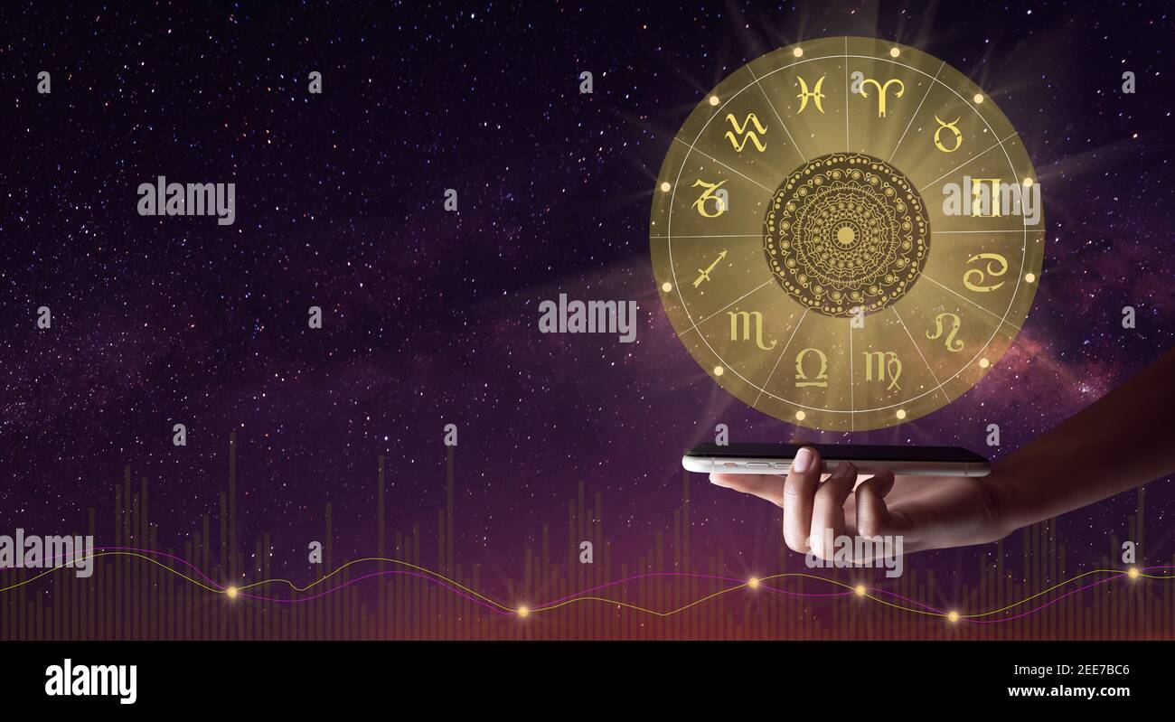 Humain tenant un mobile avec zodiaque roue hologramme et mandala. L'arrière-plan du graphique de la voie lactée et de la vie. Copier l'espace. Banque D'Images