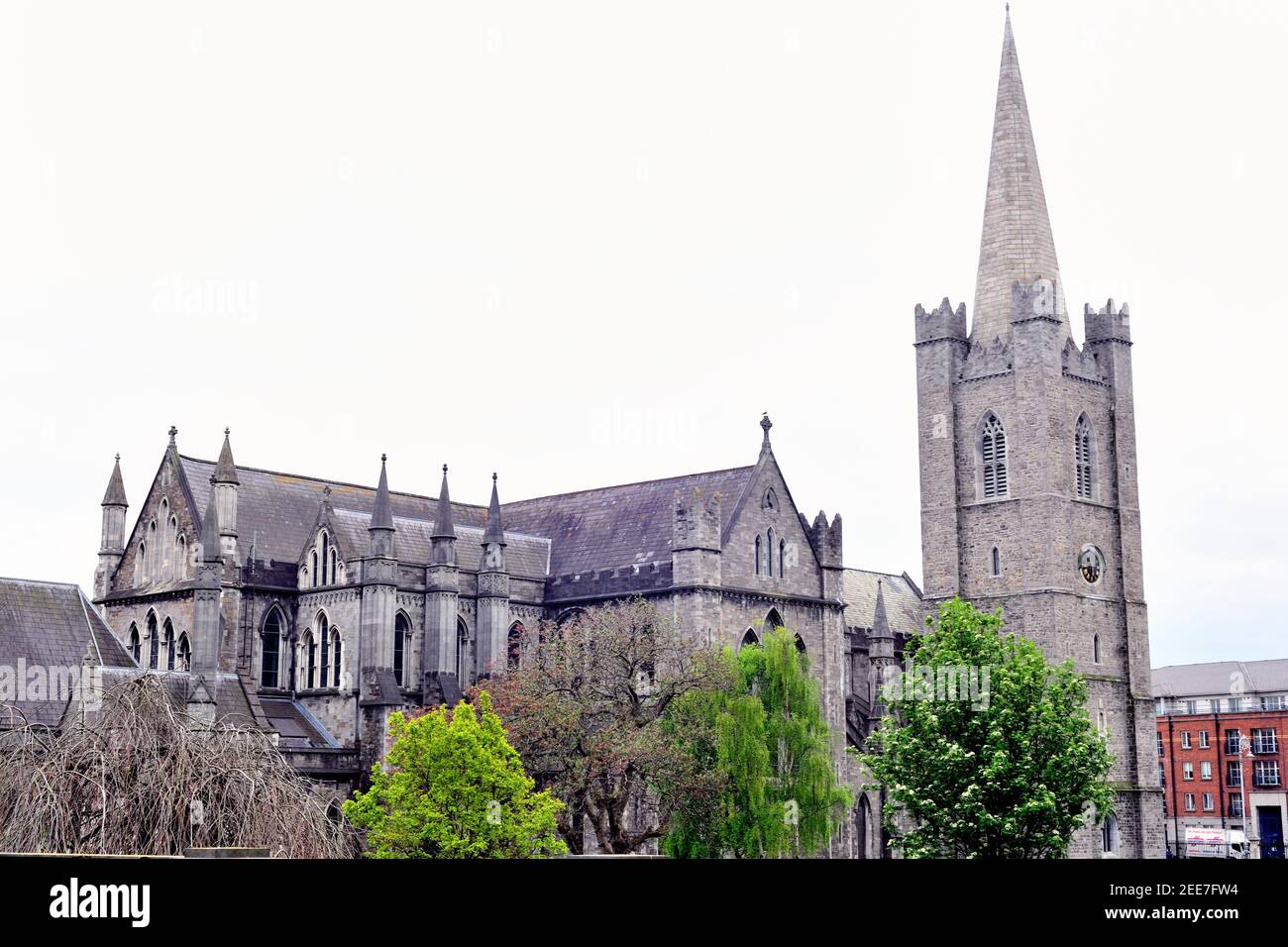 Dublin, Irlande. La tour Minot de la cathédrale Saint-Patrick s'élève au-dessus de la rue Patrick. La cathédrale date de 1254 à 1270. Banque D'Images