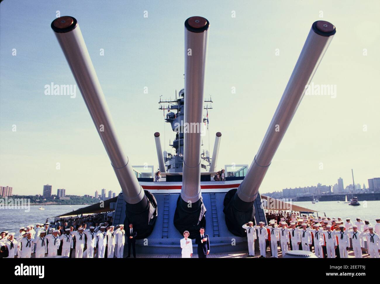 Le président Reagan et la première dame Nancy Reagan à la bataille Expédiez l'Iowa à New York pour célébrer le 100e anniversaire De la Statue de la liberté Photographie par Dennis Brack Banque D'Images