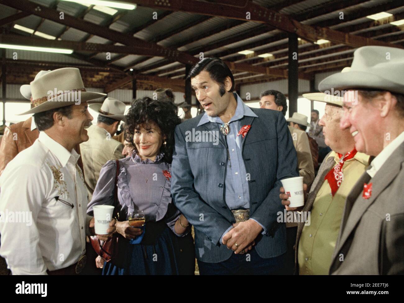 L'acteur Clint Walker et Robert Conrad à une fête dans Santa Barbara California Photographie par Dennis Brack Banque D'Images