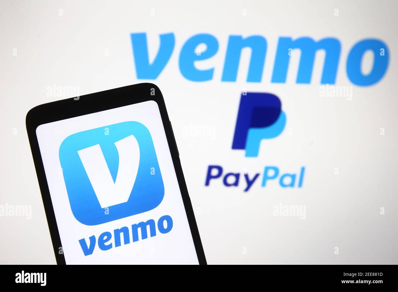 Dans cette illustration, le logo Venmo, un service de paiement mobile de Paypal est affiché sur un smartphone et un écran de pc. Banque D'Images