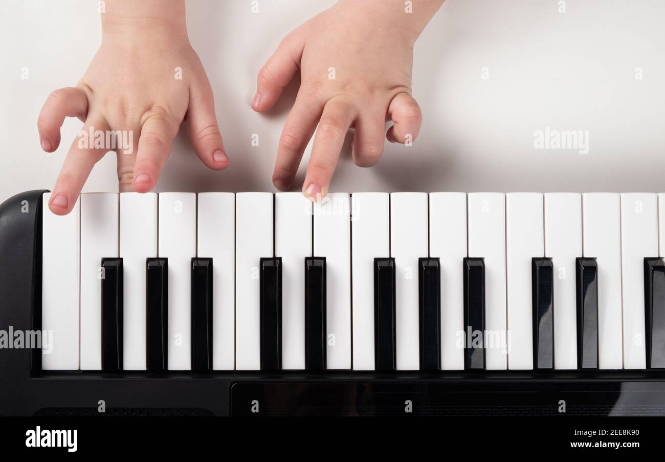 apprendre à jouer le piano, petite fille mains sur les clés du synthétiseur  Photo Stock - Alamy