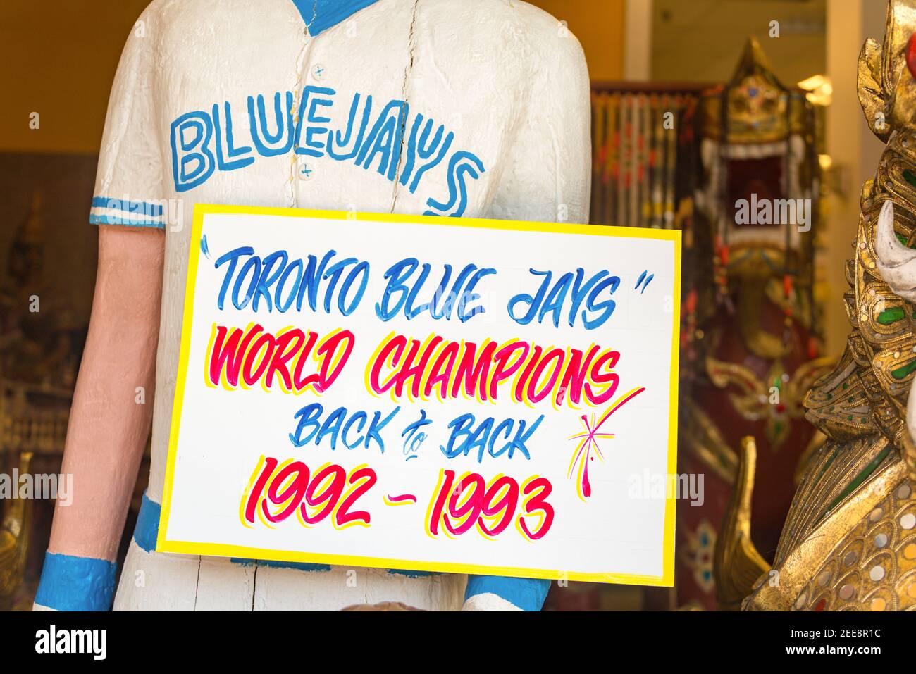 Honest Ed magasin de détail traditionnel. La main a peint des signes typiques lecture Blue Jays de Toronto. Le monument est situé à fermer pour de bon en décembre 2016 à gi Banque D'Images