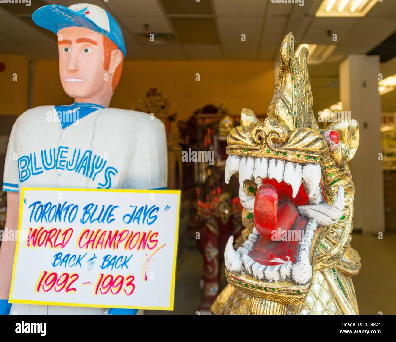 Honest Ed magasin de détail traditionnel. La main a peint des signes typiques lecture Blue Jays de Toronto. Le monument est situé à fermer pour de bon en décembre 2016 à gi Banque D'Images