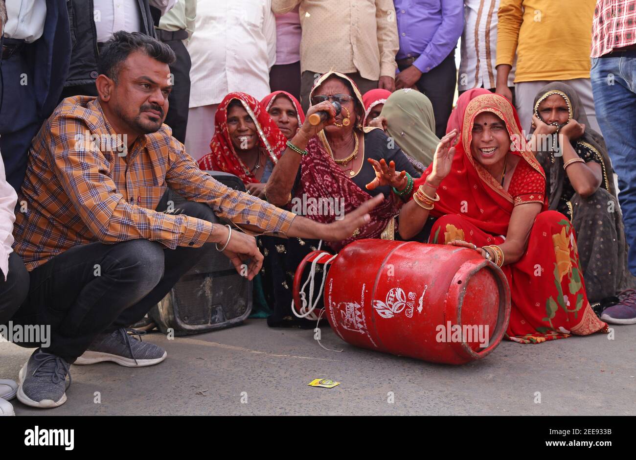 Les militants du parti du Congrès manifestent avec des bouteilles de gaz lors de manifestations contre le gouvernement Modi après une hausse des prix du carburant et du GPL à Beawar. Les manifestants scandaient des slogans contre le Premier ministre indien Narendra Modi et son parti au pouvoir, le BJP. Les prix des bouteilles de gaz GPL ont augmenté depuis aujourd'hui. Le prix d'une bouteille de gaz domestique de 14.2 kg a augmenté de 50 roupies. Après l'augmentation des prix, le nouveau prix d'une bouteille de 14.2 kg est maintenant de 769 roupies par bouteille. L'augmentation du prix du GPL a eu lieu à un moment où les prix de l'essence et du diesel en Inde sont à un niveau record. Le prix de l'essence a de l'urée Banque D'Images