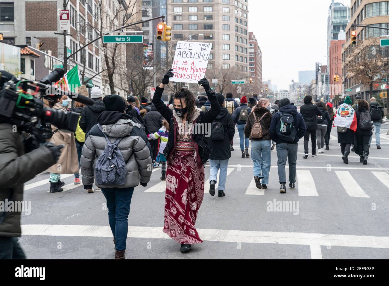New York, NY - 15 février 2021 : les manifestants se rassemblent et se marchent contre LA GLACE et pour Javier Castillo Maradiaga à Manhattan Banque D'Images
