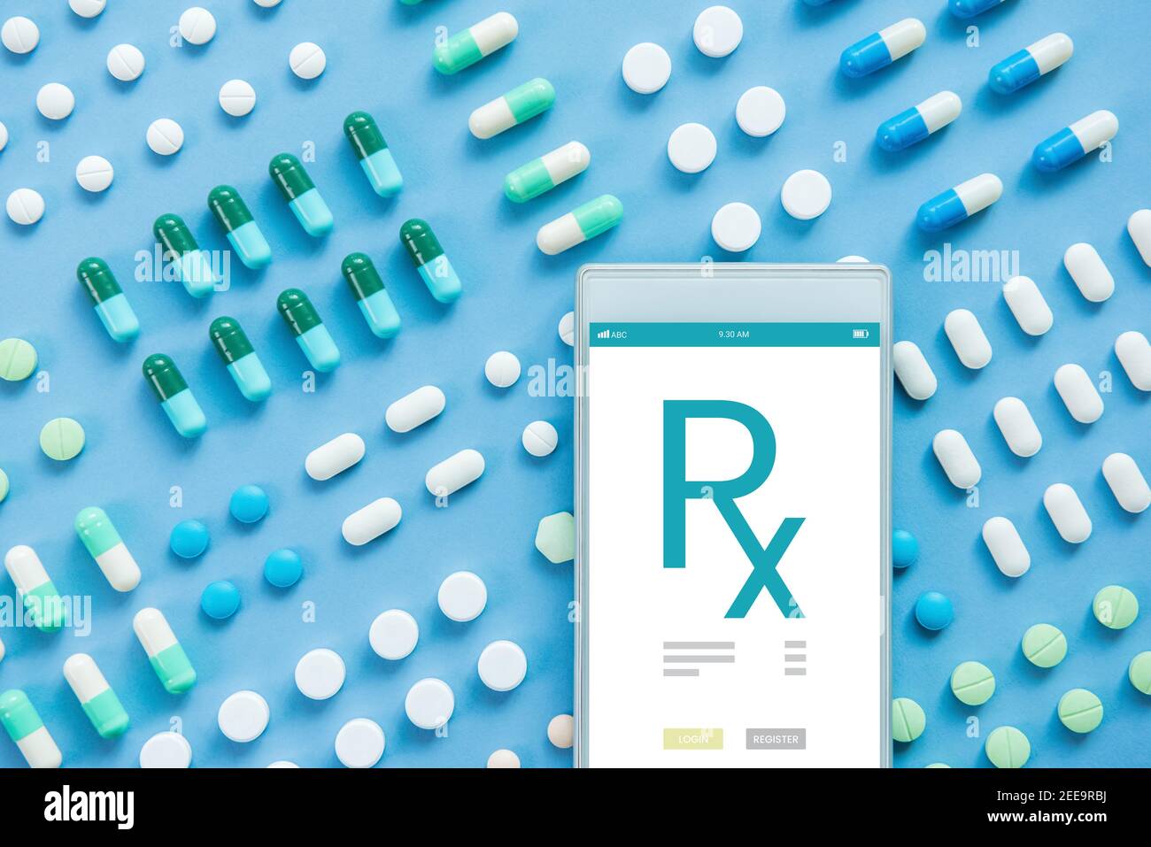 Divers types de pilules médicales avec le signe Rx sur l'écran de smartphone , concept de pharmacie en ligne Banque D'Images