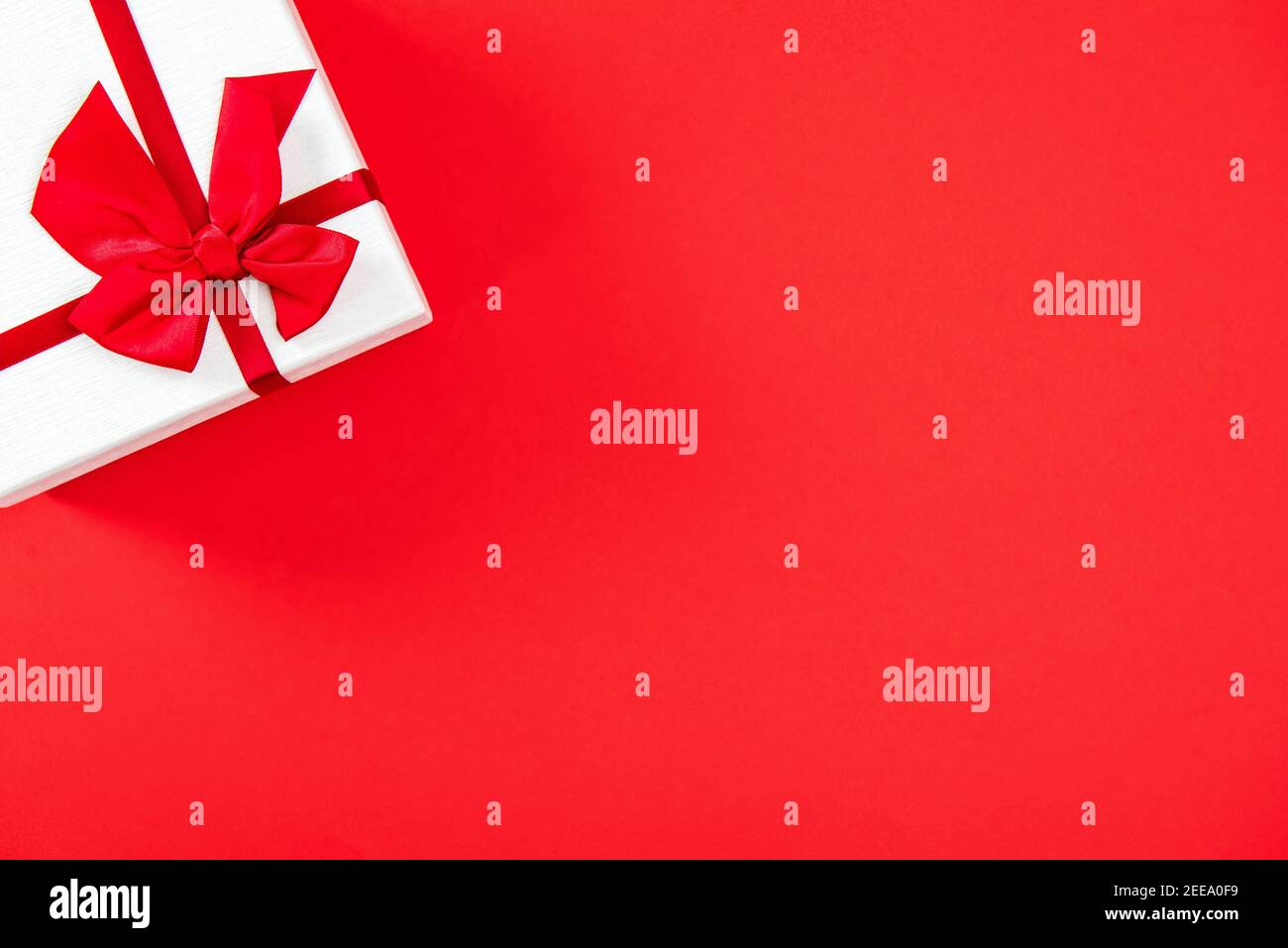 Boîte cadeau de Saint-Valentin ou de mariage sur fond rouge, vue de dessus avec espace pour les copies Banque D'Images