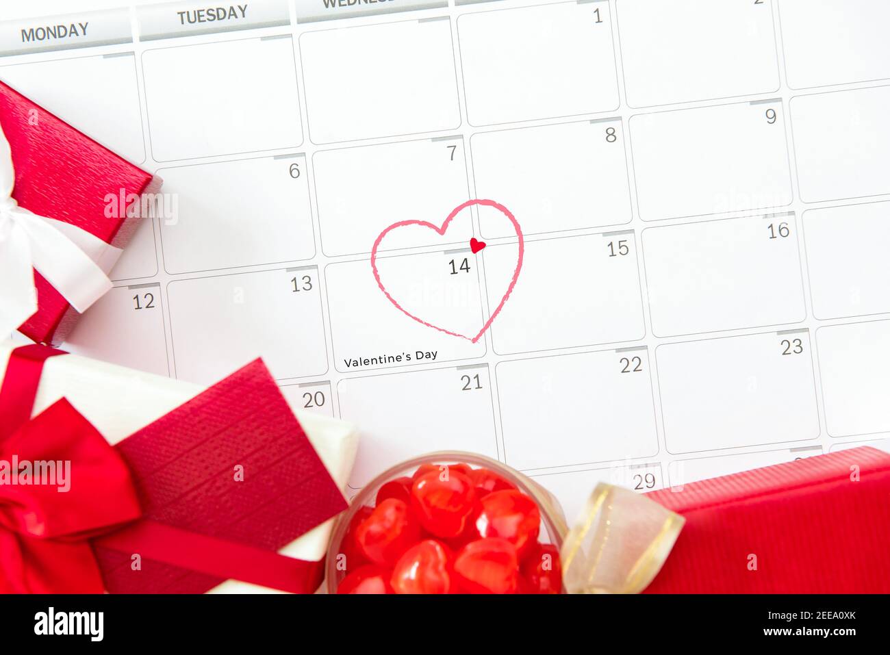 Saint-Valentin le 14 février, signe de fortune en forme de coeur sur le calendrier ou le planificateur de bureau Banque D'Images
