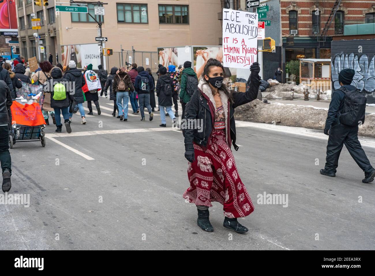 NEW YORK, NY - 15 FÉVRIER : un manifestant tient un panneau sur l'abolition DE LA GLACE lors d'une manifestation sur L'abolition DE LA GLACE (Immigration et application des douanes) le 15 février 2021 à New York. Libérez-les tous par la coalition Aboïte ICE a défilé pour Javier Castillo Maradiaga à travers le centre-ville de New York. M. Maradiaga, un Bronx de 27 ans qui vit aux États-Unis depuis son âge de 7 ans, devait être expulsé par l'Immigration and Customs Enforcement (ICE) des États-Unis. Banque D'Images