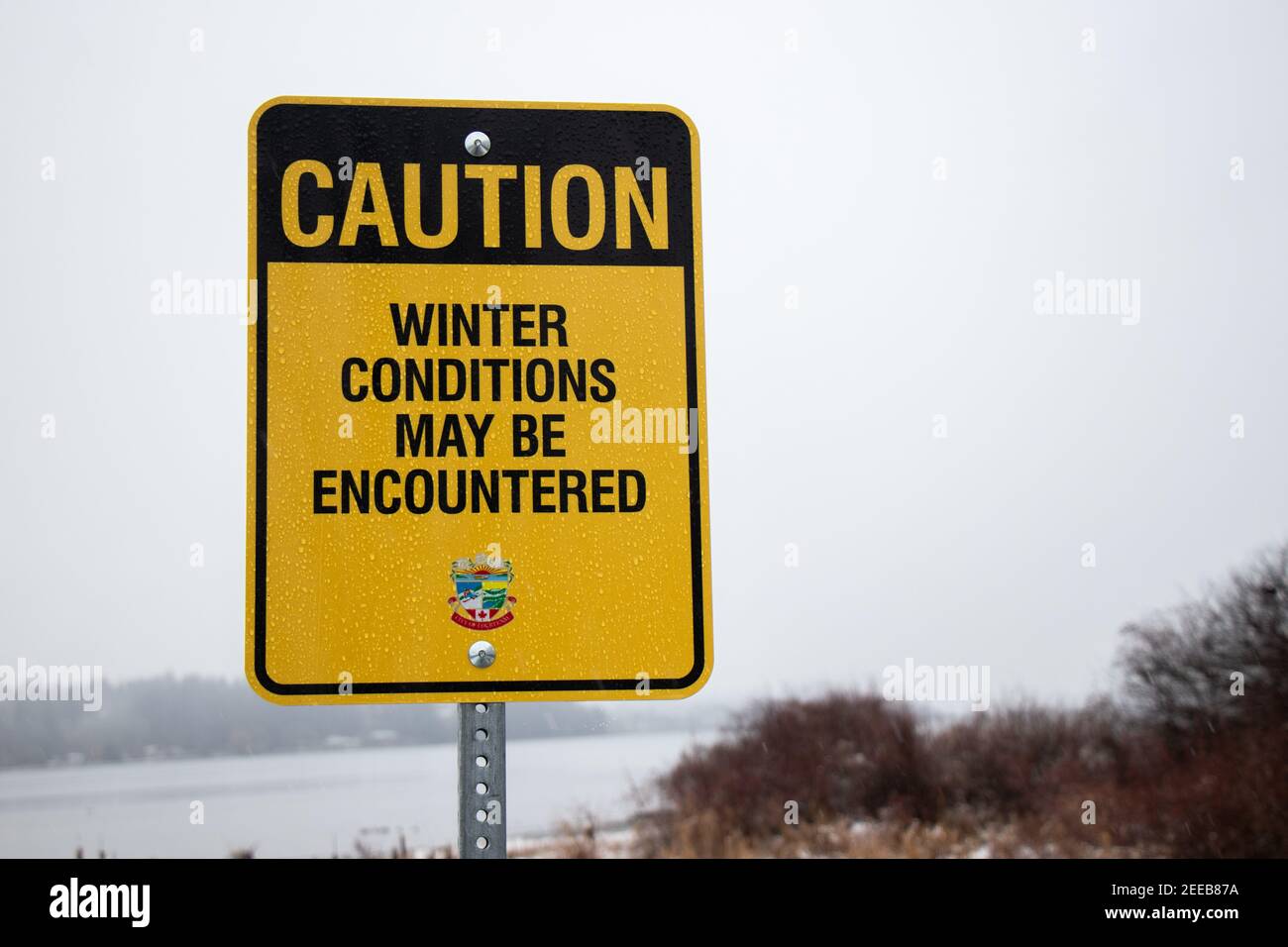 Courtenay, Canada - le 24 janvier 2021 : vue du panneau les conditions hivernales peuvent être rencontrées avec de la neige en arrière-plan. Sentier de courtenay riverway. Banque D'Images