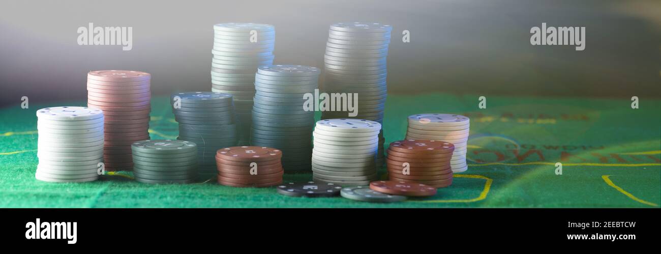 piles de jetons pour le casino mais fond vert. Banque D'Images