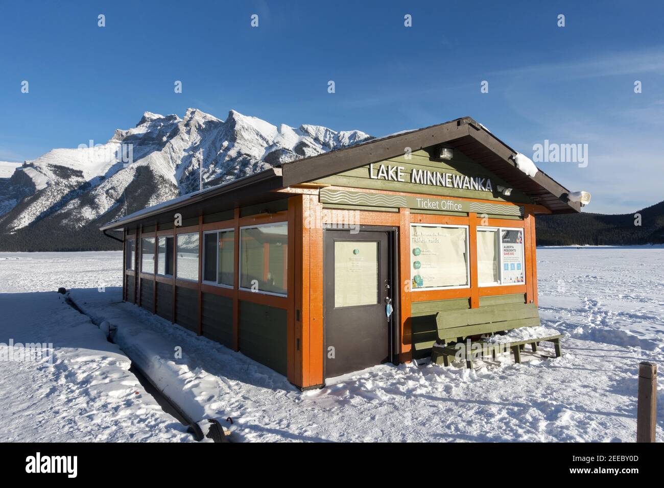Croisière sur le lac Minnewanka plate-forme de quai flottant et bureau de vente de billets fermé en hiver, près de Banff, Alberta, Rocheuses canadiennes Banque D'Images