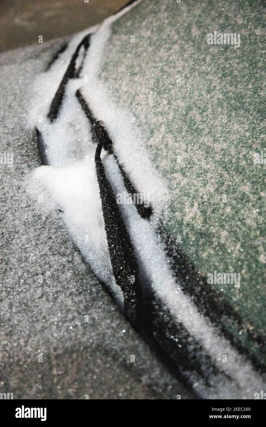 Athènes, États-Unis. 15 février 2021. De la pluie verglaçante et de la neige s'accumuler sur le pare-brise et les essuie-glaces d'une voiture garée. UNE tempête de neige importante traverse le Midwest à partir du lundi matin 15 février 2021 et devrait se poursuivre jusqu'au mardi 16 février 2021. Crédit : SOPA Images Limited/Alamy Live News Banque D'Images