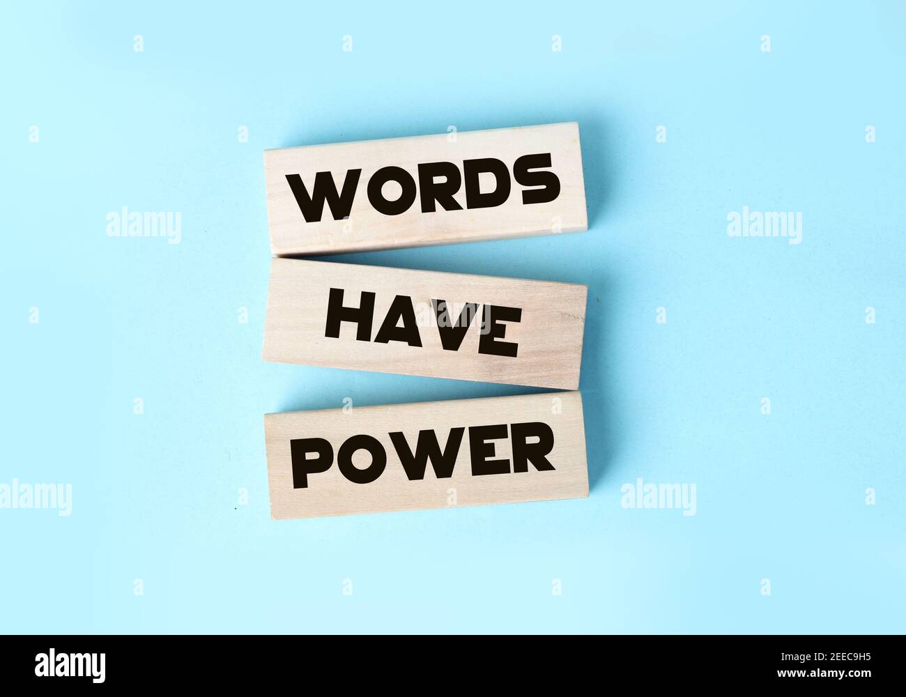 Les mots de l'expression ont Power on blocs de bois sur fond bleu. Rédaction publicitaire PR concept Banque D'Images