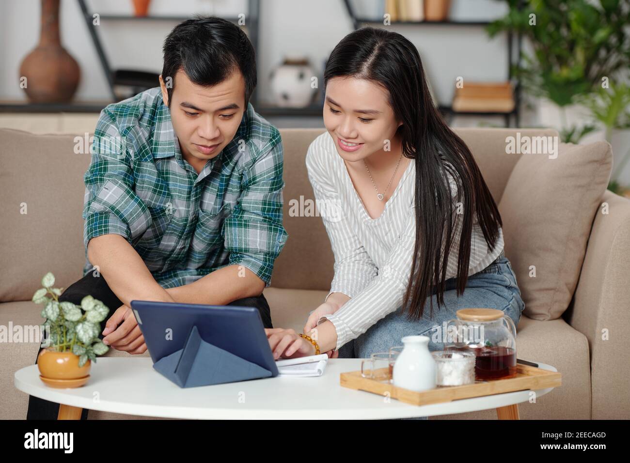 Couple regardant la vidéo sur tablette Banque D'Images