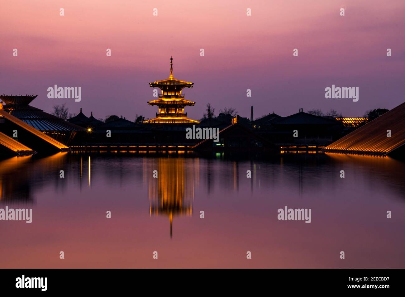 La pagode et le bâtiment du musée en contrebas à Guangfuin au coucher du soleil. Le Guangfulin relics Park, dans le quartier de Songjiang à Shanghai, en Chine. Banque D'Images