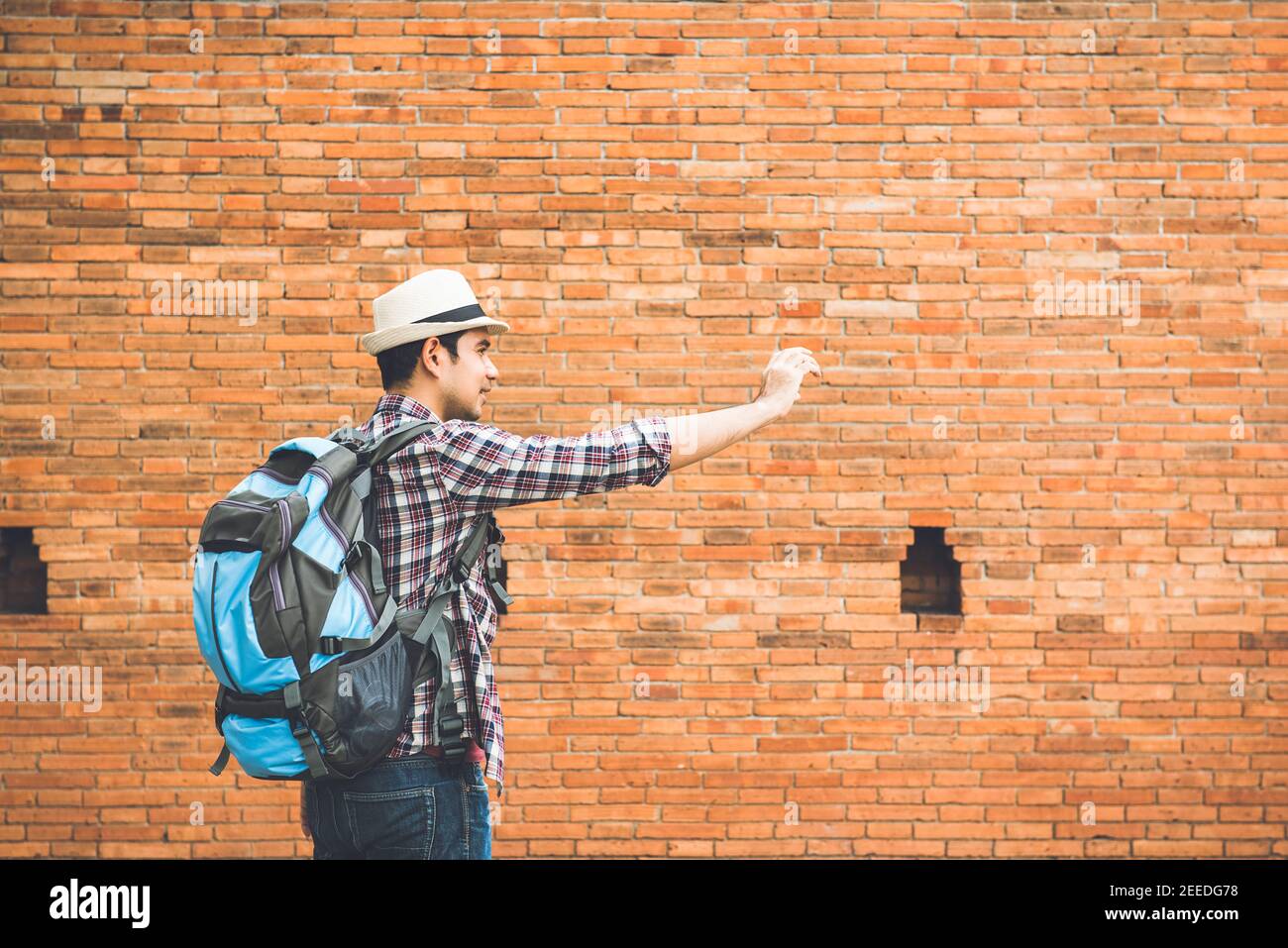 Un routard asiatique de tourisme prend le selfie au mur de la porte de Tha Phae, l'un des plus célèbres monuments de la ville de Chiang Mai en Thaïlande Banque D'Images