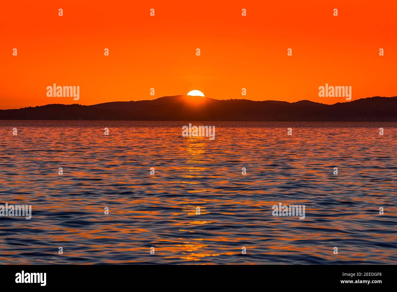 Arrière-plan avec paysage de coucher de soleil sur la mer, vue panoramique depuis la plage de Zadar, Dalmatie, Croatie Banque D'Images