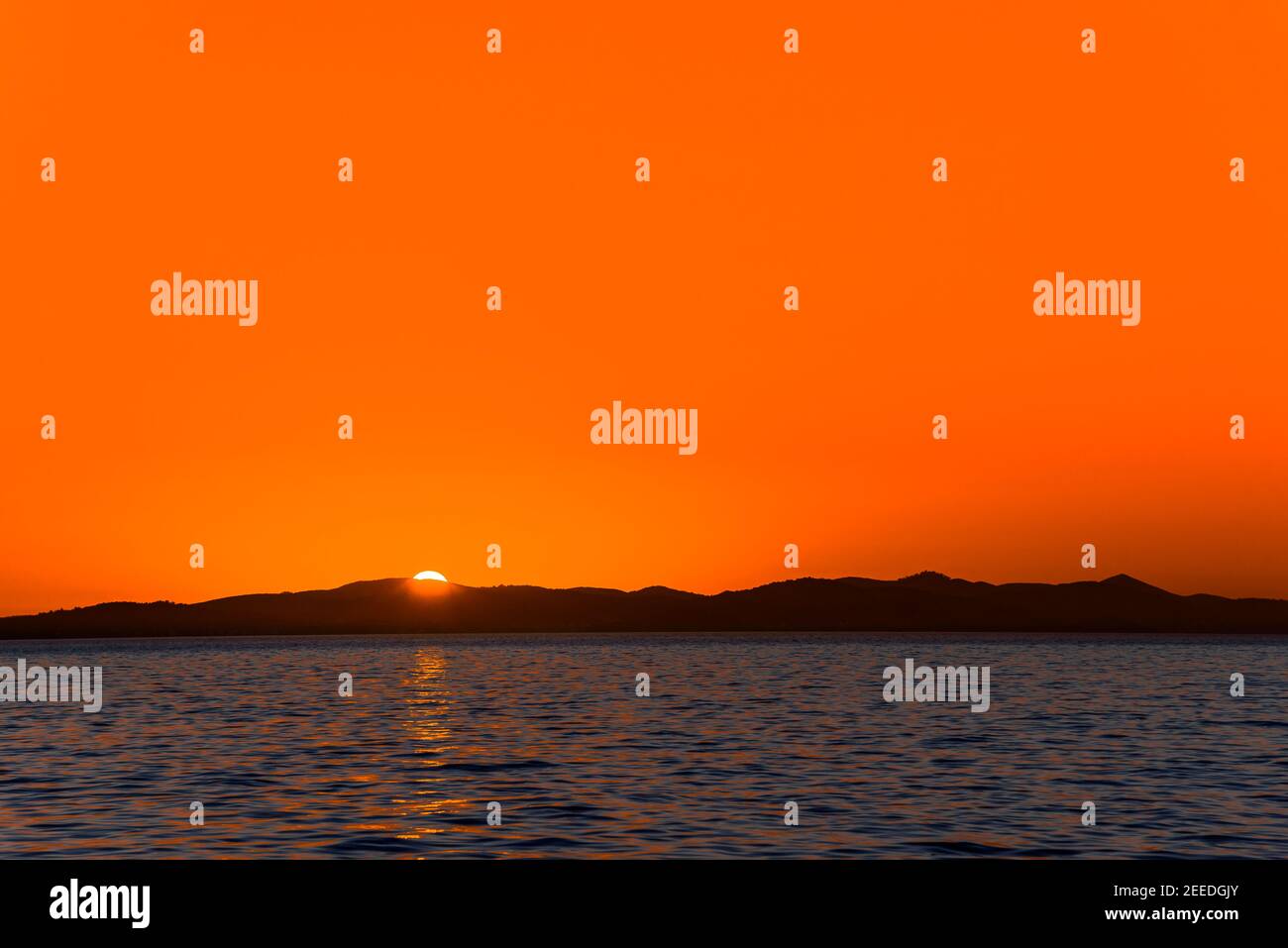 Arrière-plan avec paysage de coucher de soleil sur la mer, vue de la plage à Zadar, Dalmatie, Croatie Banque D'Images