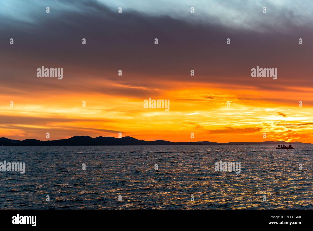 Ciel spectaculaire avec coucher de soleil sur la mer, paysage de la plage à Zadar, Dalmatie, Croatie, Europe Banque D'Images