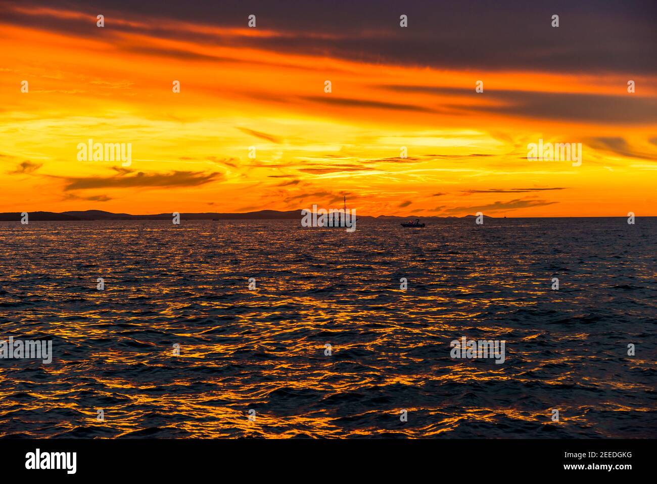 Arrière-plan avec paysage de coucher de soleil sur la mer, vue de la plage à Zadar, Dalmatie, Croatie Banque D'Images